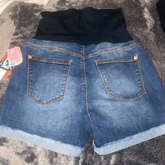 Comfortable maternity denim shorts and size large - Picture 3 of 4
